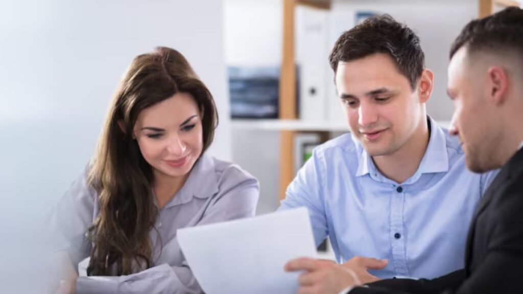 Bancos buscan empleados con opción home office por sueldos mayores a $1.800.000 en junio 2025