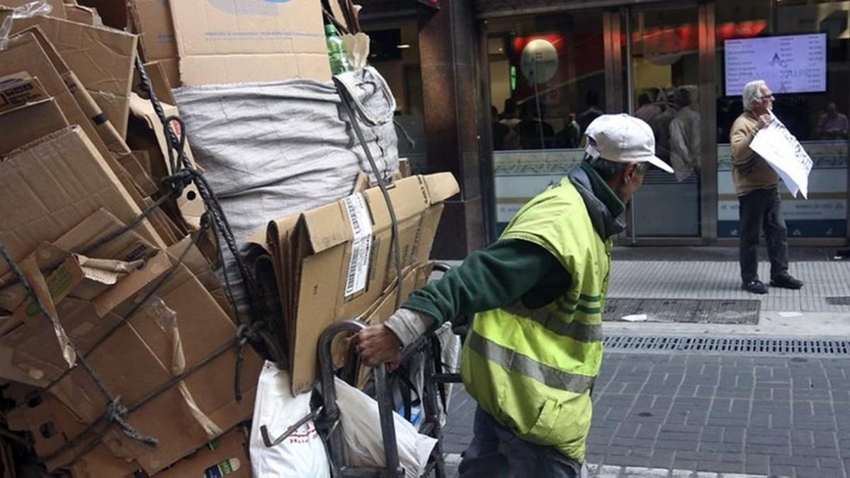 Con una informalidad laboral del 42,4%, la AUH y otras ayudas sociales fueron clave para contener a los sectores más vulnerables y reducir la desigualdad.