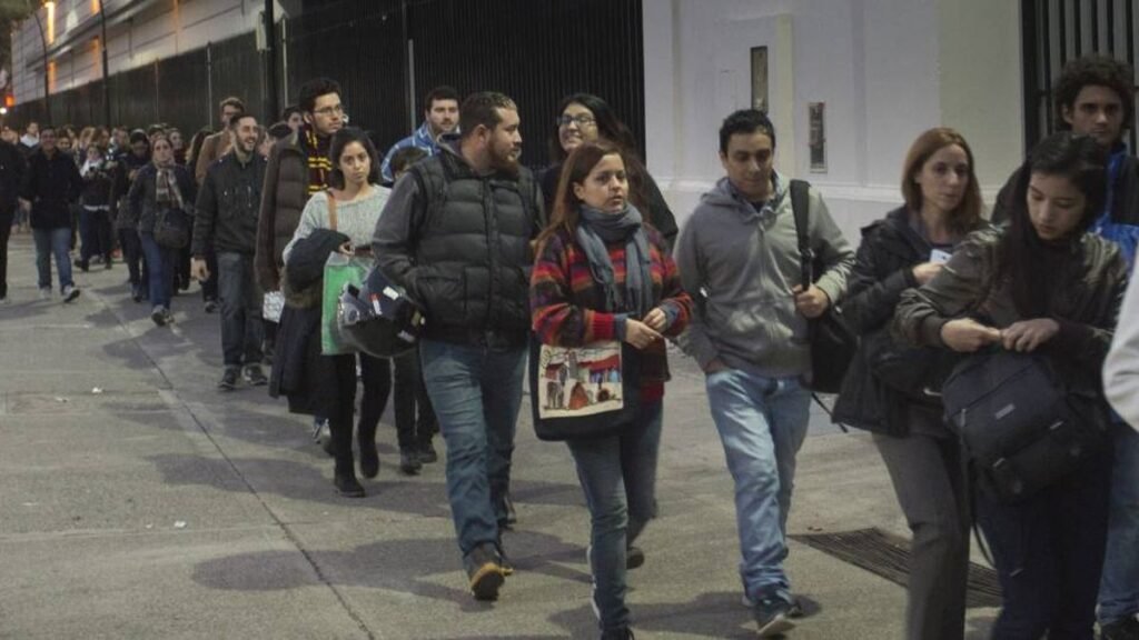 más de 10 mil personas buscan trabajo en Santa Fe y casi 50 mil lo hacen en Rosario
