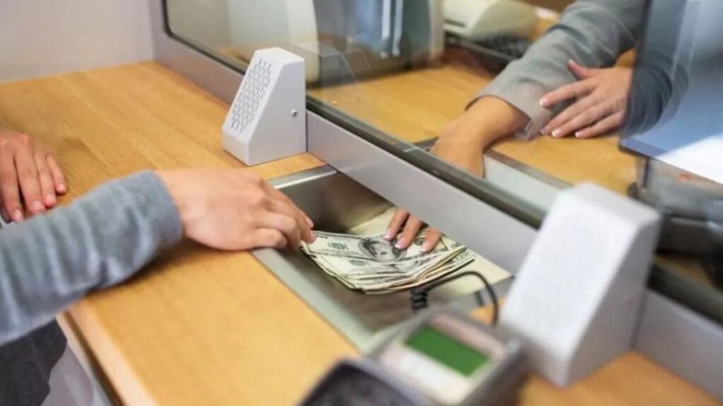 Cuánto ganan los empleados bancarios en junio de 2025: salario actualizado y bono