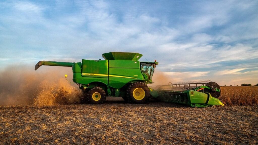 Federico Sturzenegger aseguró que la maquinaria agrícola bajó a mitad de precio tras las medidas del Gobierno