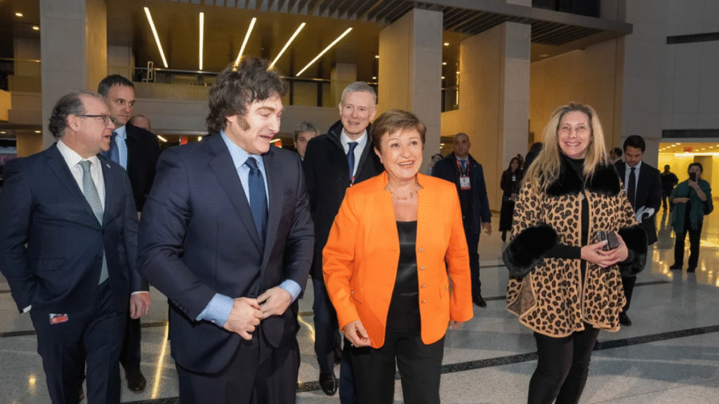 Argentina no cumplió con la meta de las reservas, el FMI le extendió el plazo y llega este martes para la primera revisión del acuerdo