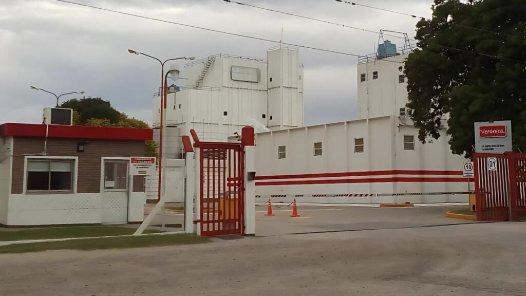 Lácteos Verónica: primeras desvinculaciones y posibles contratos de producción a terceros