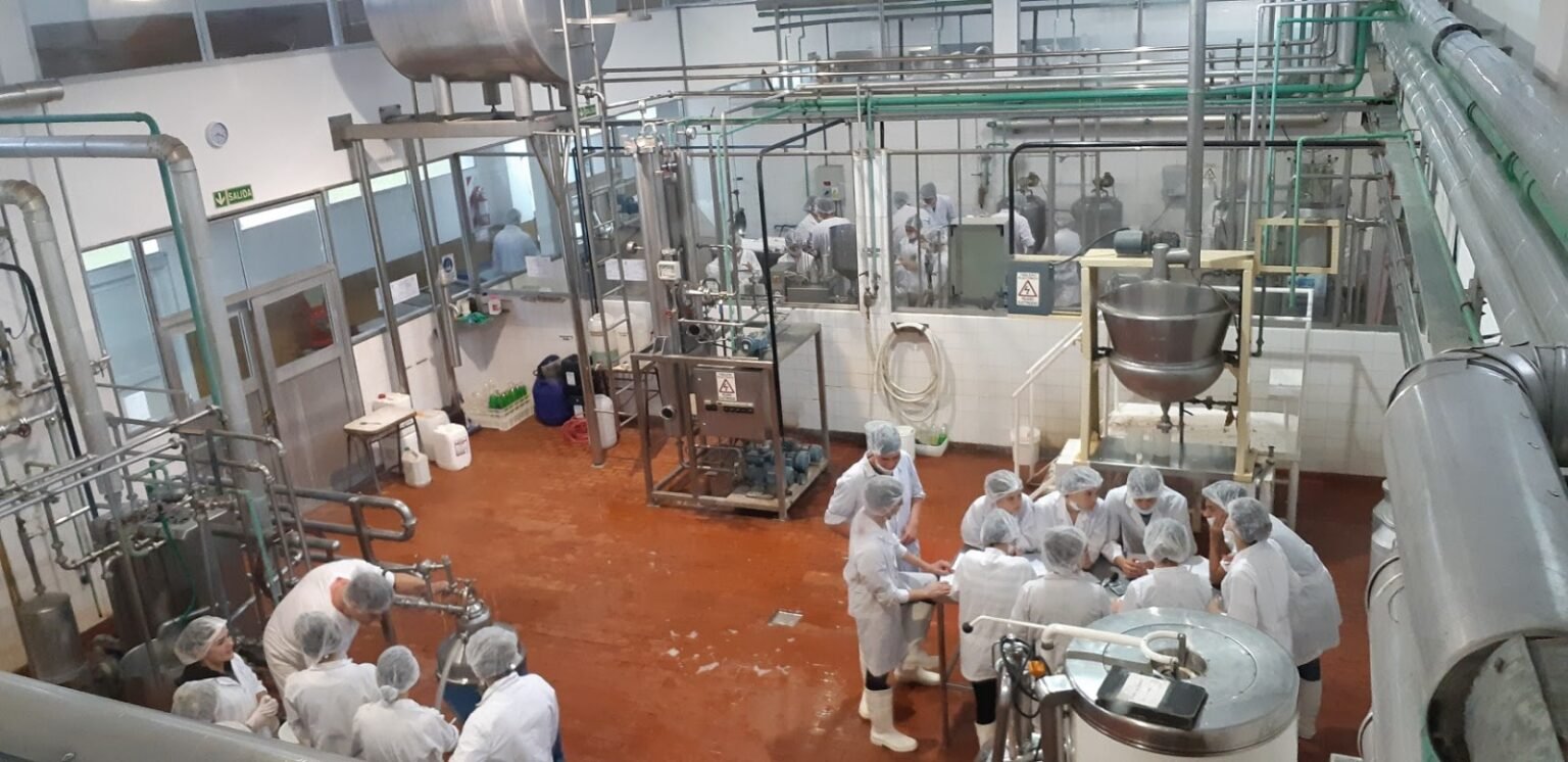 En lechería, los estudiantes se capacitan con robots: innovación y tecnología en una escuela de Córdoba