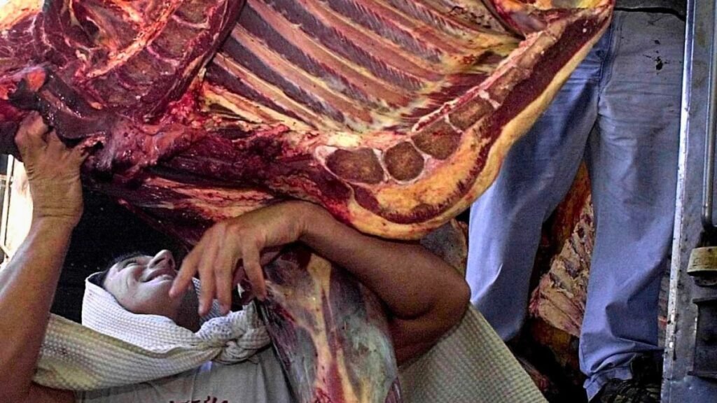 Con menos oferta, la hacienda acelera subas y complica a los matarifes