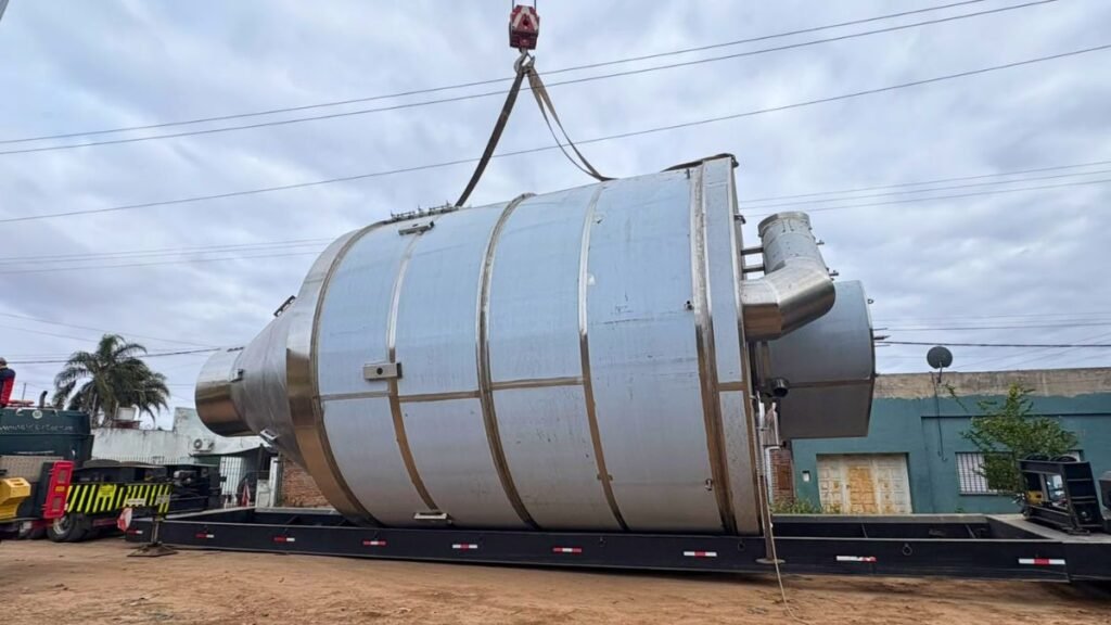 El increíble viaje por ruta de una torre de secado de leche: por qué tardará cuatro días en recorrer apenas 300 kilómetros